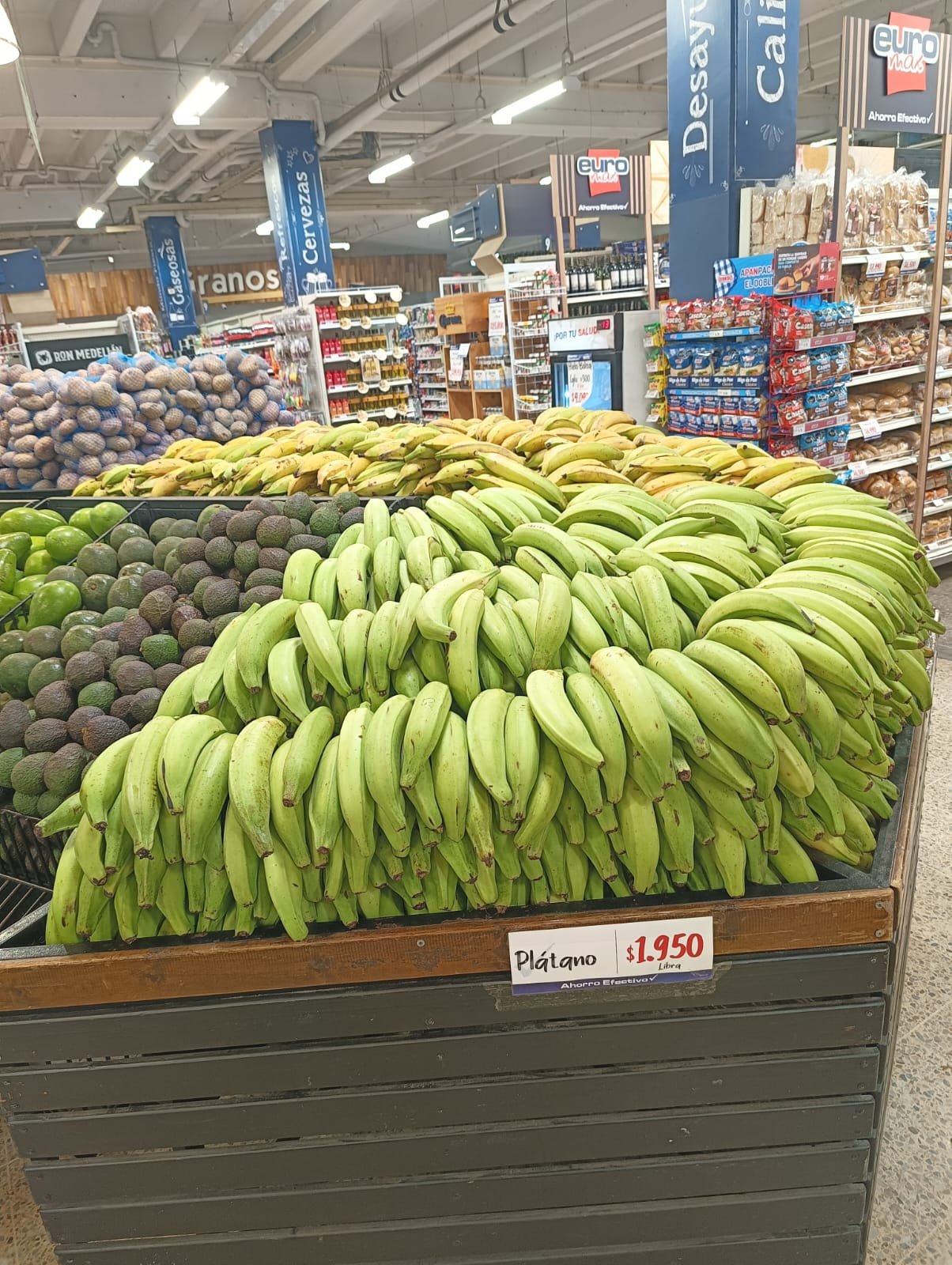 Plátano Hartón premium en góndola de supermercado